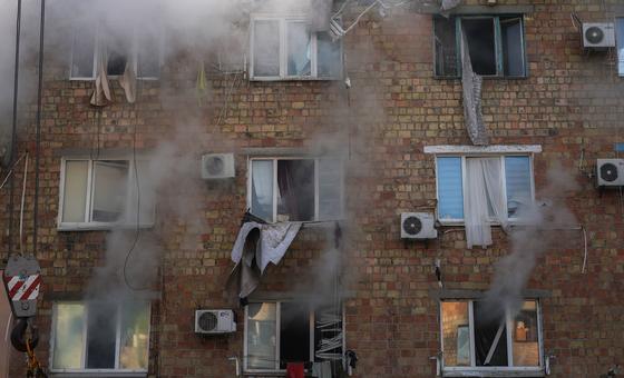 De la fumée s'échappe d'un immeuble résidentiel de Kiev après une frappe de missile russe, tôt le matin du 28 août.